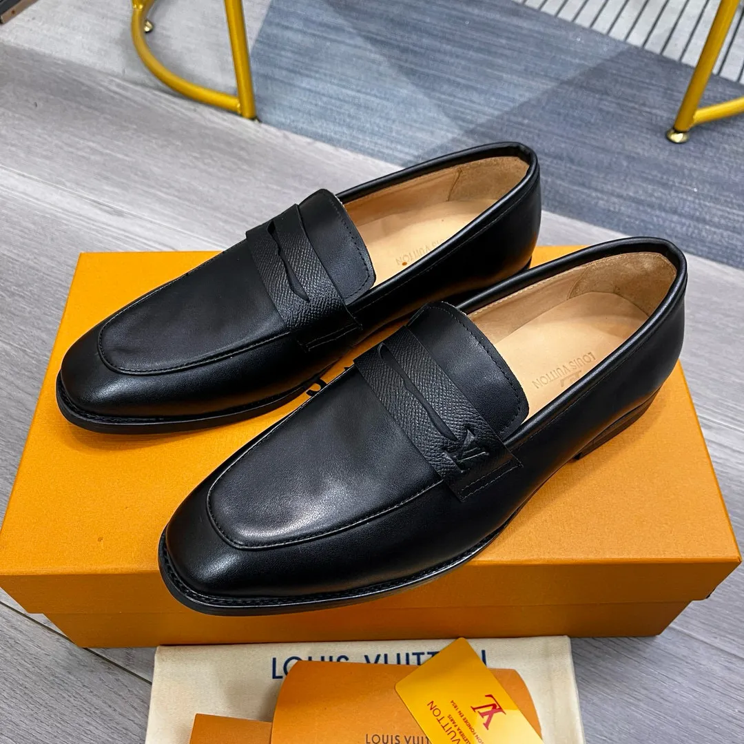 Factory price: 520💰-(LV) men’s formal leather shoes! Genuine molded horsebit, a classic must-have for your shoe cabinet! The feet are particularly delicate! This Gucci original version is a set last, and we are consistent with the counter! Therefore, it is more comfortable in terms of last shape and comfort! Take it to the counter and compare at will! Good shoes are more than just what they make! But grasp the essence from the inside out! Material: Imported first-layer cowhide! Genuine leather outsole imported from Italy, size: 39-44 (38/45 customized, non-refundable)